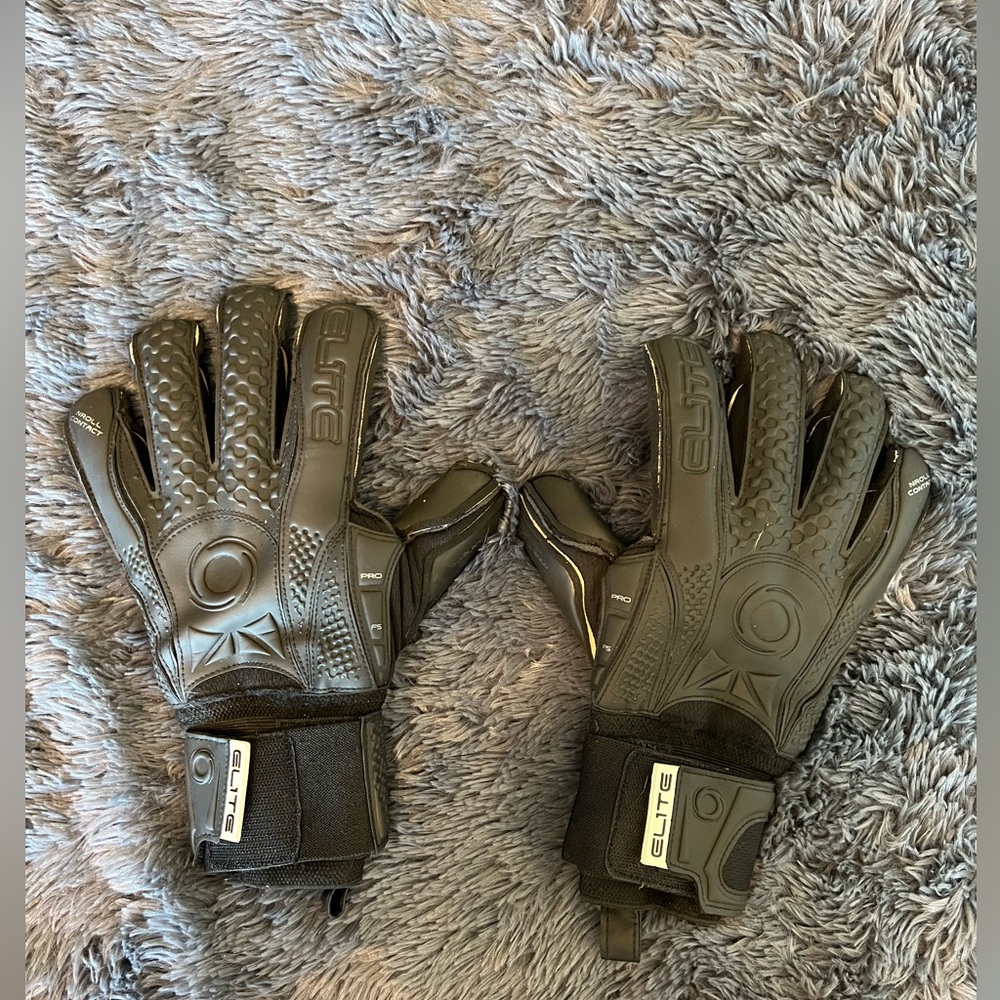 Soccer goalie gloves